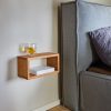 Massivholz Regal im Schlafzimmer