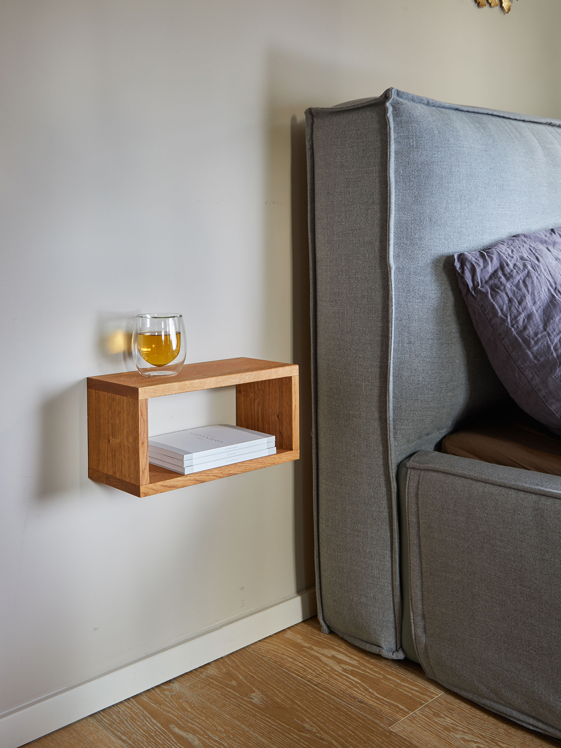 Massivholz Regal im Schlafzimmer